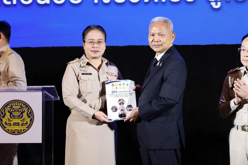 นางเตือนใจ คงสมบั�