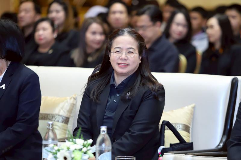 นางเตือนใจ คงสมบั�