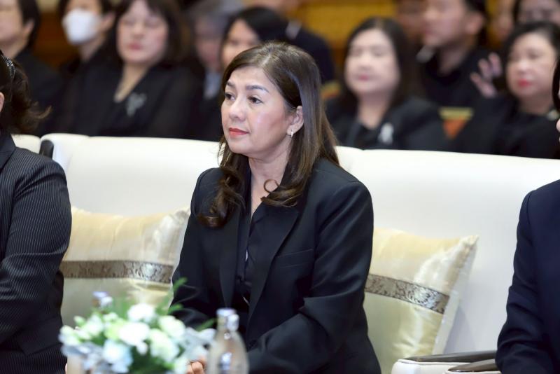 นางเตือนใจ คงสมบั�