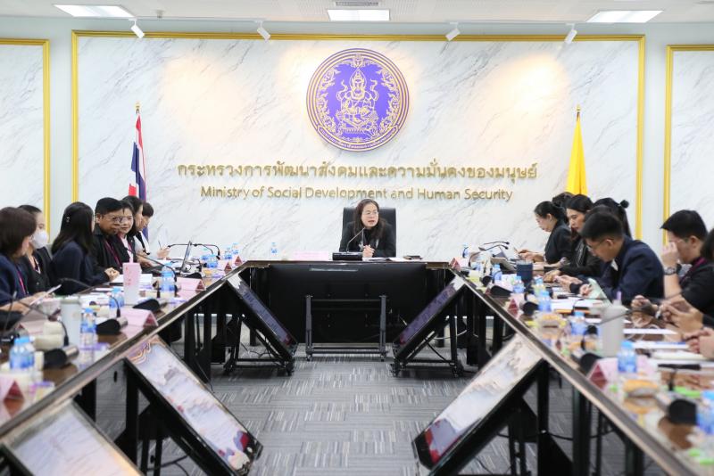 นางเตือนใจ คงสมบั�