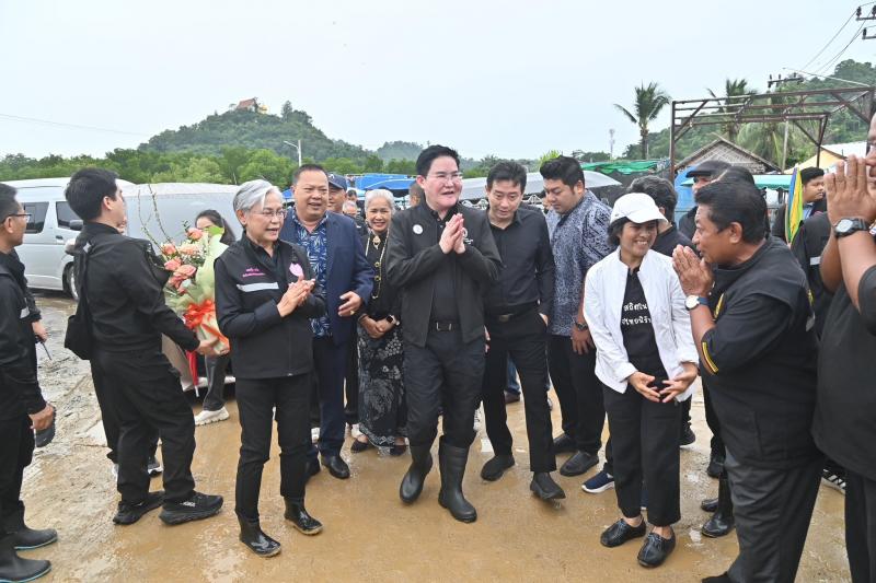 รมว.พม. ลงพื้นที่จ�
