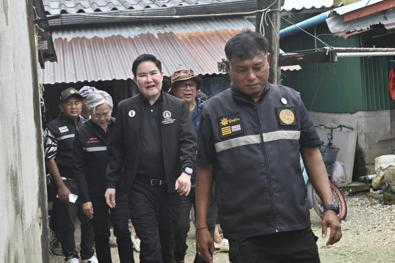 รมว.พม. ลงพื้นที่จ�