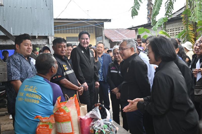 รมว.พม. ลงพื้นที่จ�