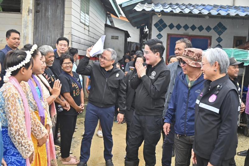 รมว.พม. ลงพื้นที่จ�