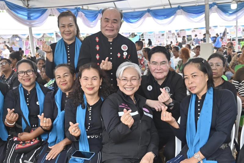 รมว.พม. ลงพื้นที่จ�