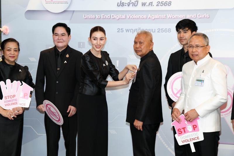 รมว. พม. ร่วมติดเข็�