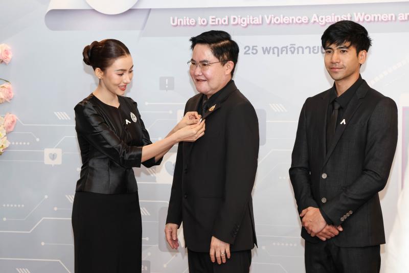รมว. พม. ร่วมติดเข็�