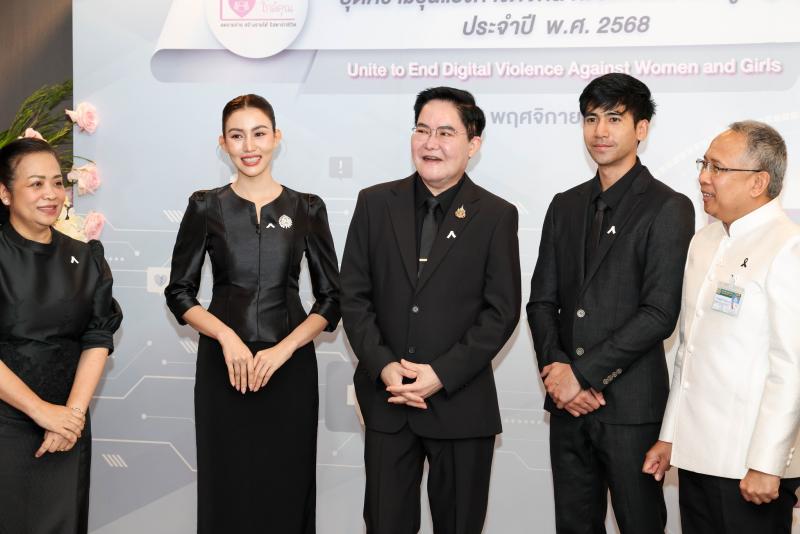 รมว. พม. ร่วมติดเข็�