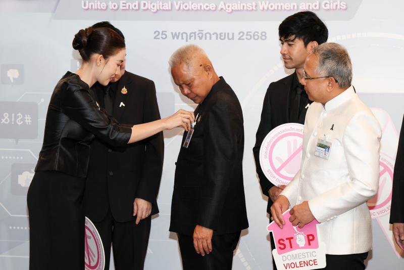 รมว. พม. ร่วมติดเข็�