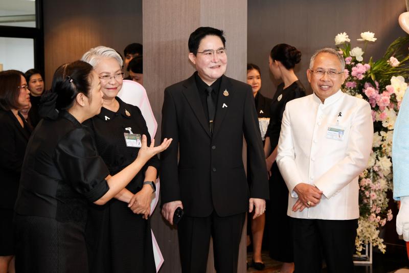 รมว. พม. ร่วมติดเข็�