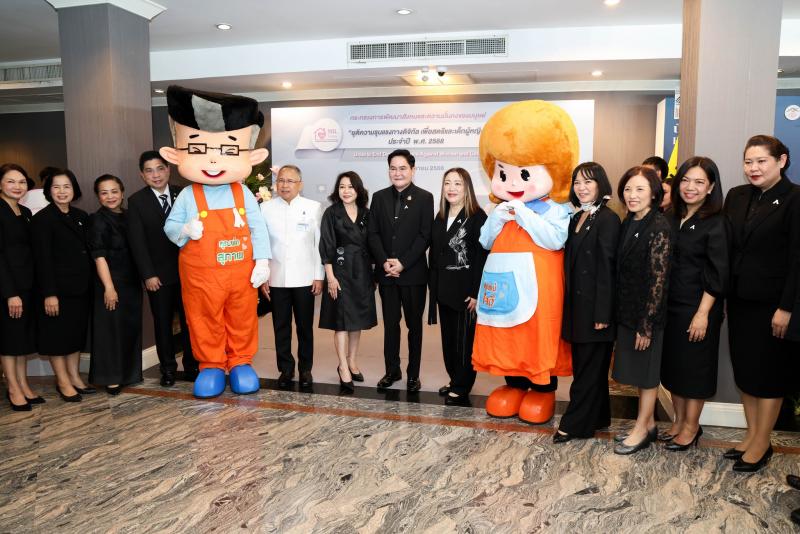 รมว. พม. ร่วมติดเข็�