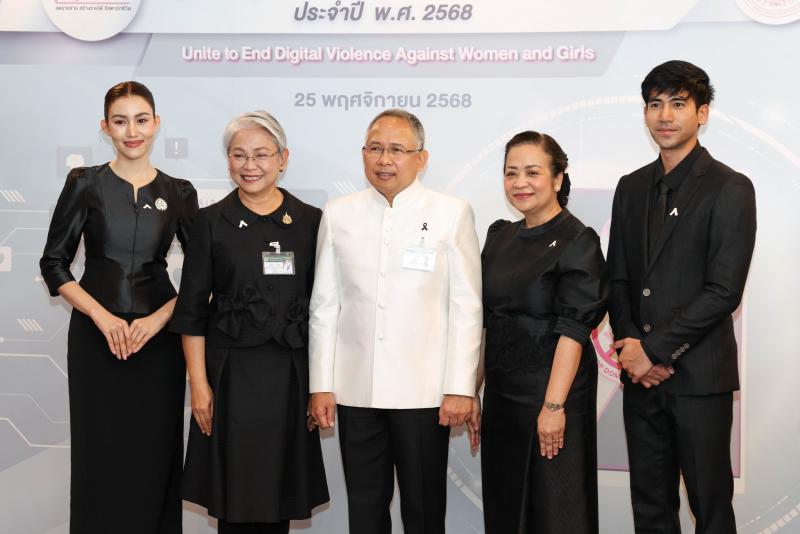 รมว. พม. ร่วมติดเข็�