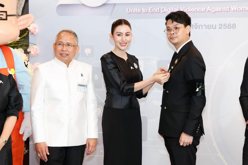 รมว. พม. ร่วมติดเข็�
