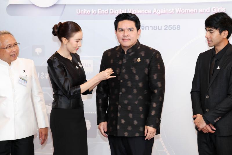 รมว. พม. ร่วมติดเข็�