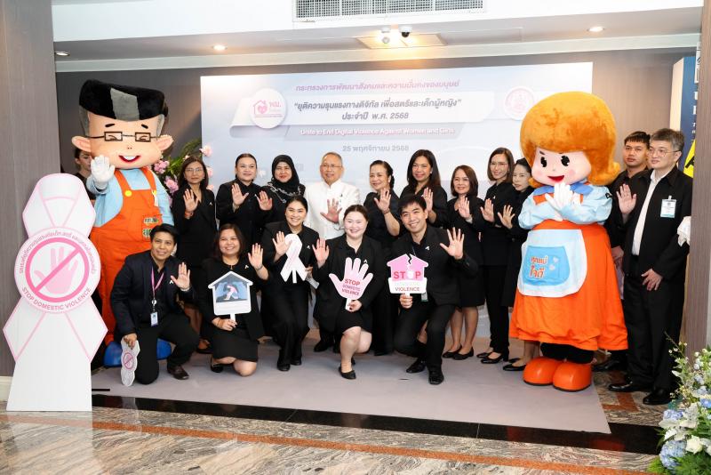 รมว. พม. ร่วมติดเข็�