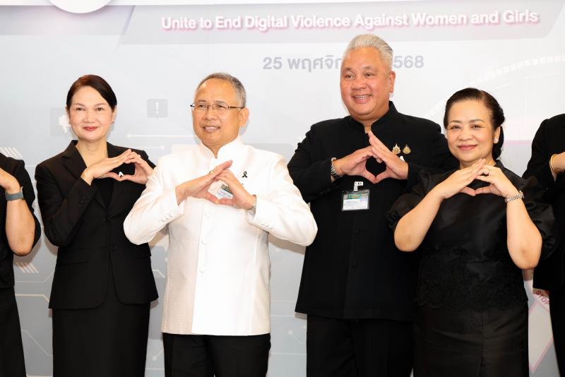 รมว. พม. ร่วมติดเข็�