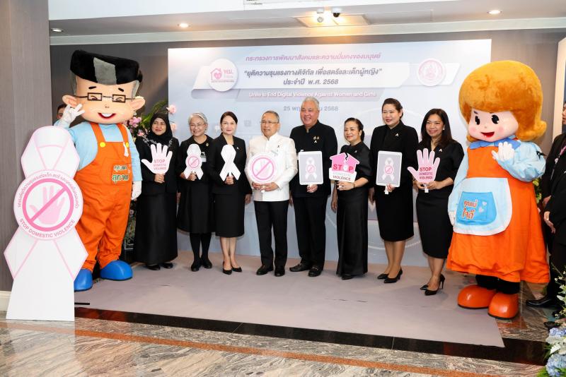 รมว. พม. ร่วมติดเข็�