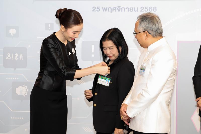 รมว. พม. ร่วมติดเข็�
