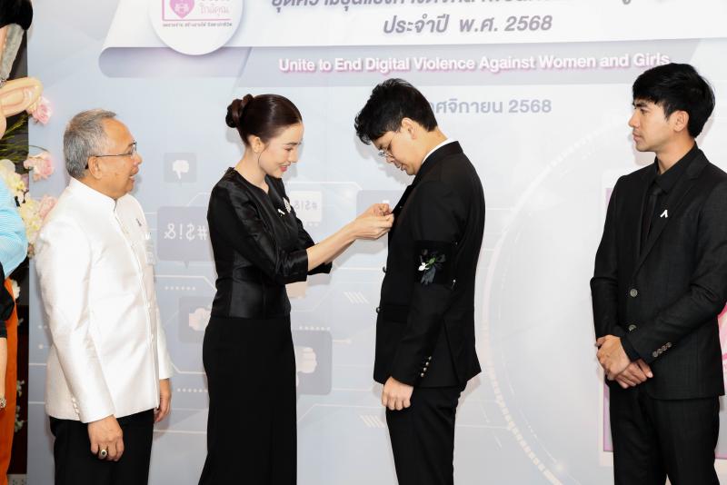 รมว. พม. ร่วมติดเข็�