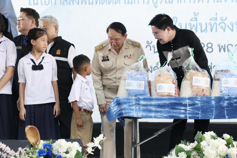 รมว.พม. ลงพื้นที่จ�