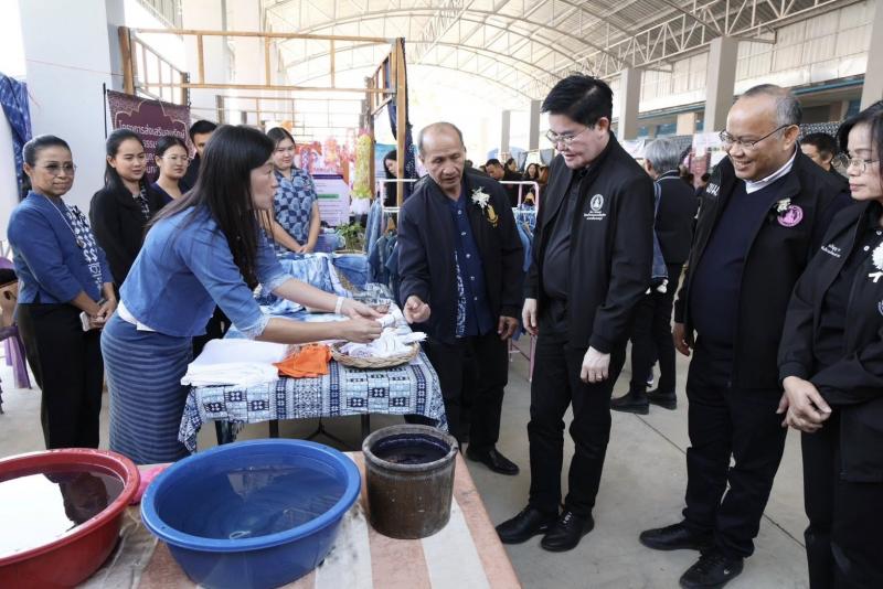 รมว.พม. ลงพื้นที่จ�