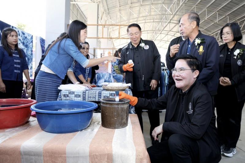 รมว.พม. ลงพื้นที่จ�