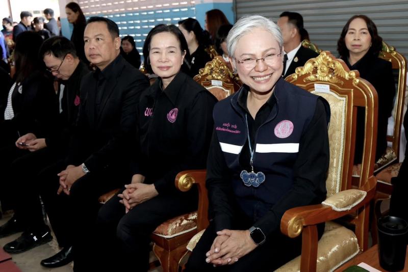 รมว.พม. ลงพื้นที่จ�
