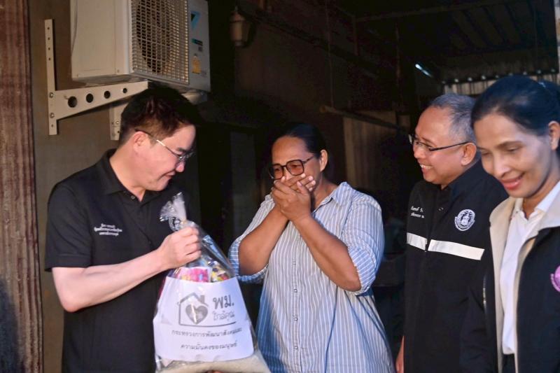 รมว.พม. ลงพื้นที่จ�