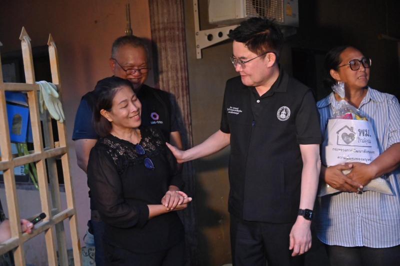รมว.พม. ลงพื้นที่จ�