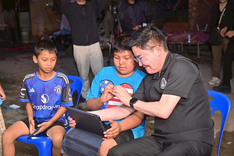 รมว.พม. ลงพื้นที่จ�