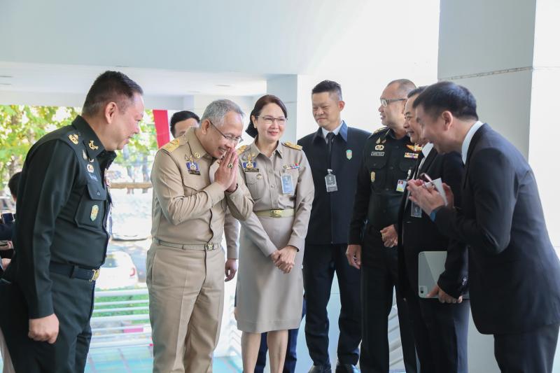 ปลัด พม. ร่วมอภิปร�