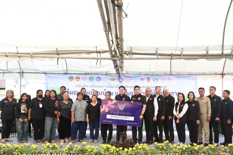 รมว.พม. ลงพื้นที่ต�