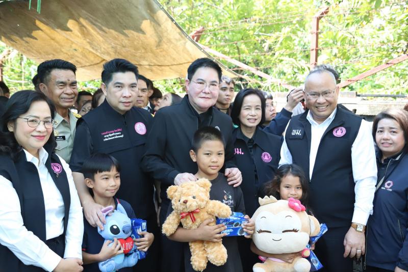 รมว.พม. ลงพื้นที่ต�