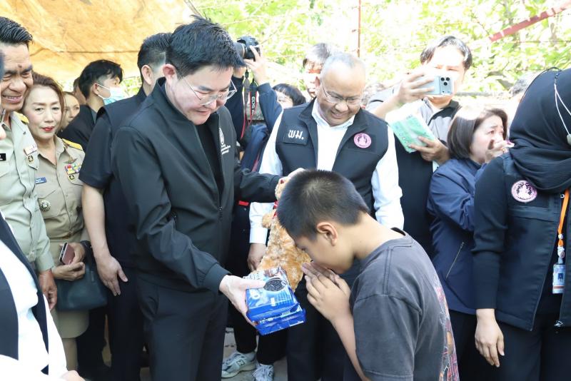 รมว.พม. ลงพื้นที่ต�
