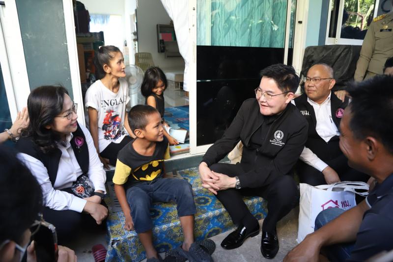 รมว.พม. ลงพื้นที่ต�