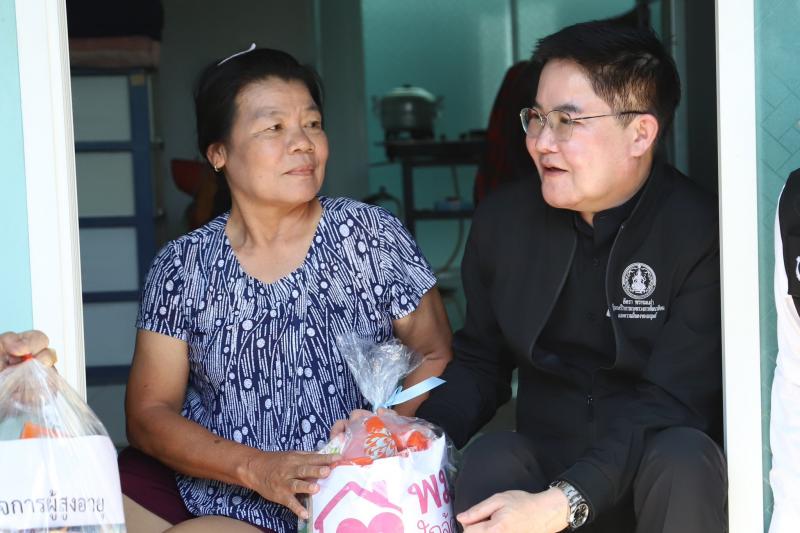รมว.พม. ลงพื้นที่ต�