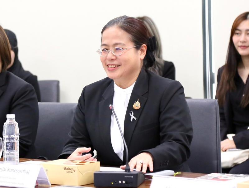 นางเตือนใจ คงสมบั�