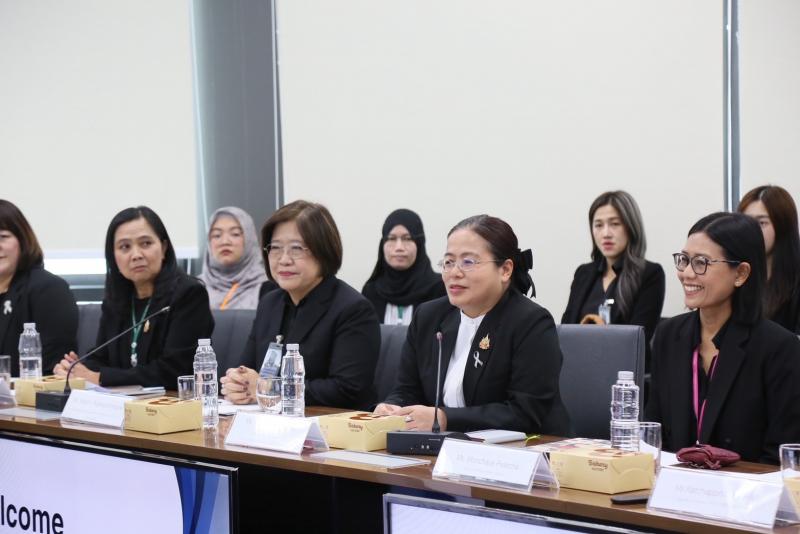 นางเตือนใจ คงสมบั�