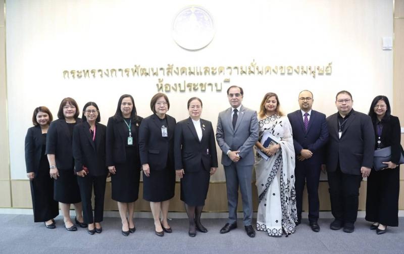 พม. ให้การต้อนรับเ