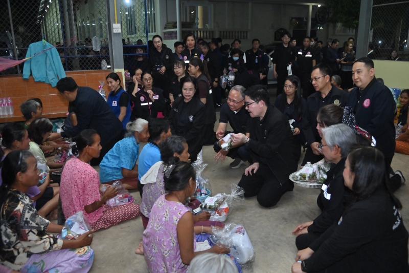 รมว.พม. ลงพื้นที่จ�