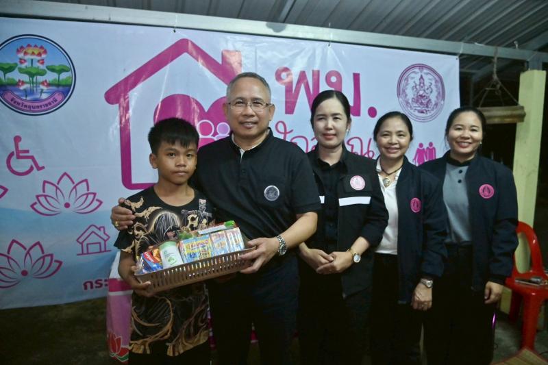 รมว.พม. ลงพื้นที่จ�