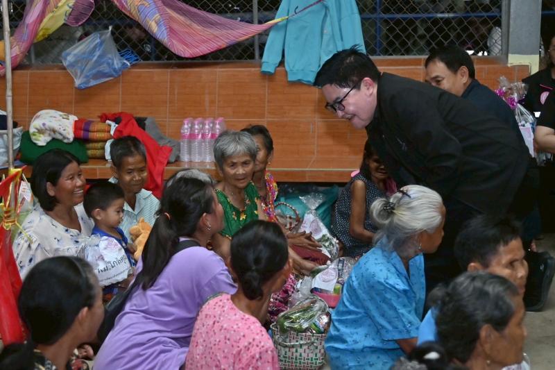 รมว.พม. ลงพื้นที่จ�