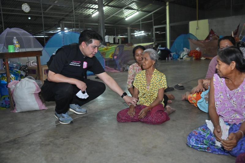 รมว.พม. ลงพื้นที่จ�