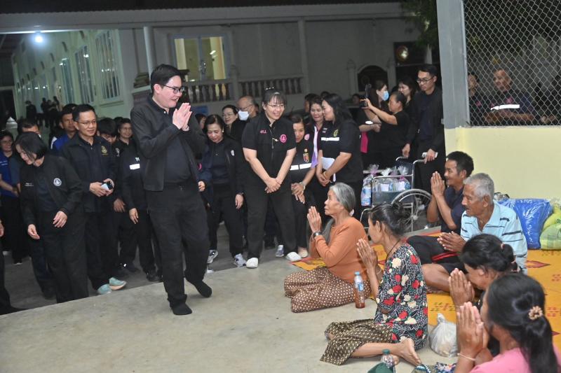 รมว.พม. ลงพื้นที่จ�