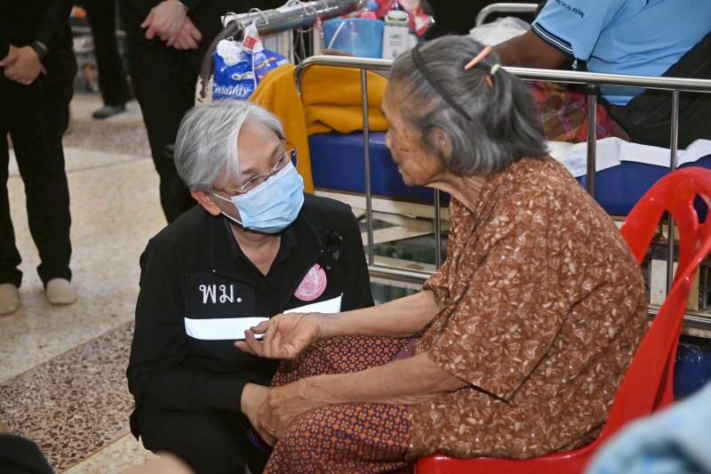 รมว.พม. ลงพื้นที่จ�