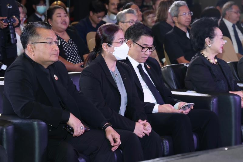นางเตือนใจ คงสมบั�