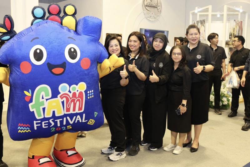 รมว.พม. พร้อมด้วย ป�
