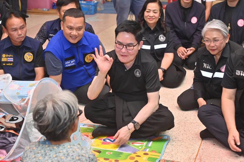 รมว.พม. ลงพื้นที่จ�
