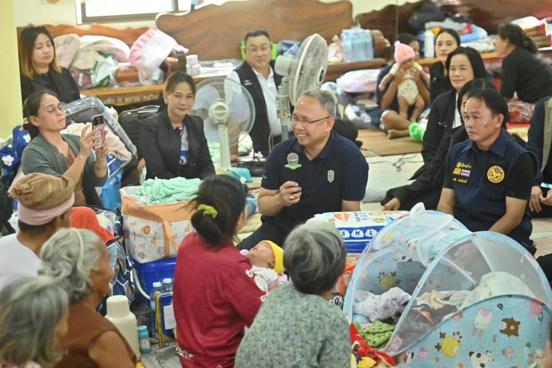 รมว.พม. ลงพื้นที่จ�