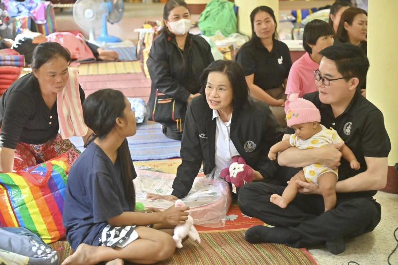 รมว.พม. ลงพื้นที่จ�